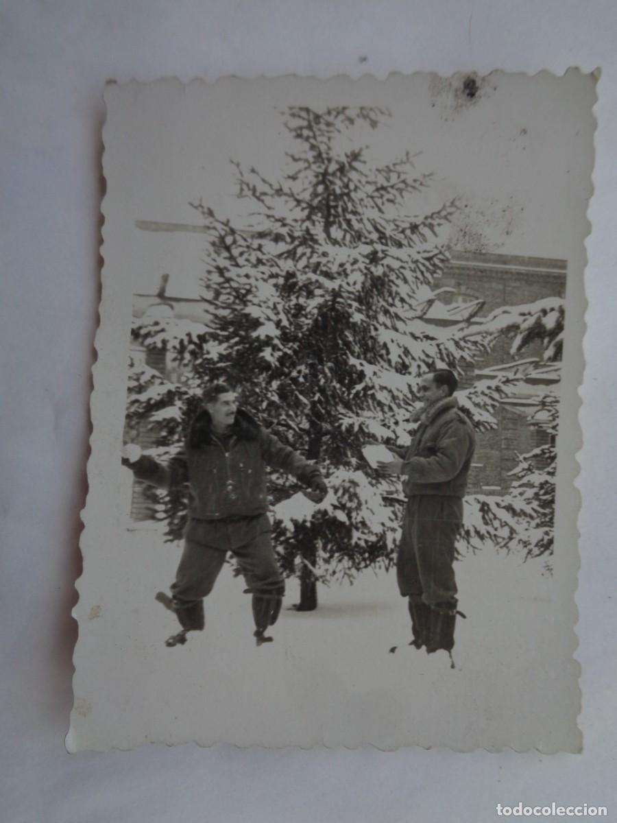Fotograf&iacute;a antigua: AVIACION : FOTO DE MILITARES DEL EJERCITO DEL AIRE CON TRAJE DE VUELO JUGANDO CON LA NIEVE