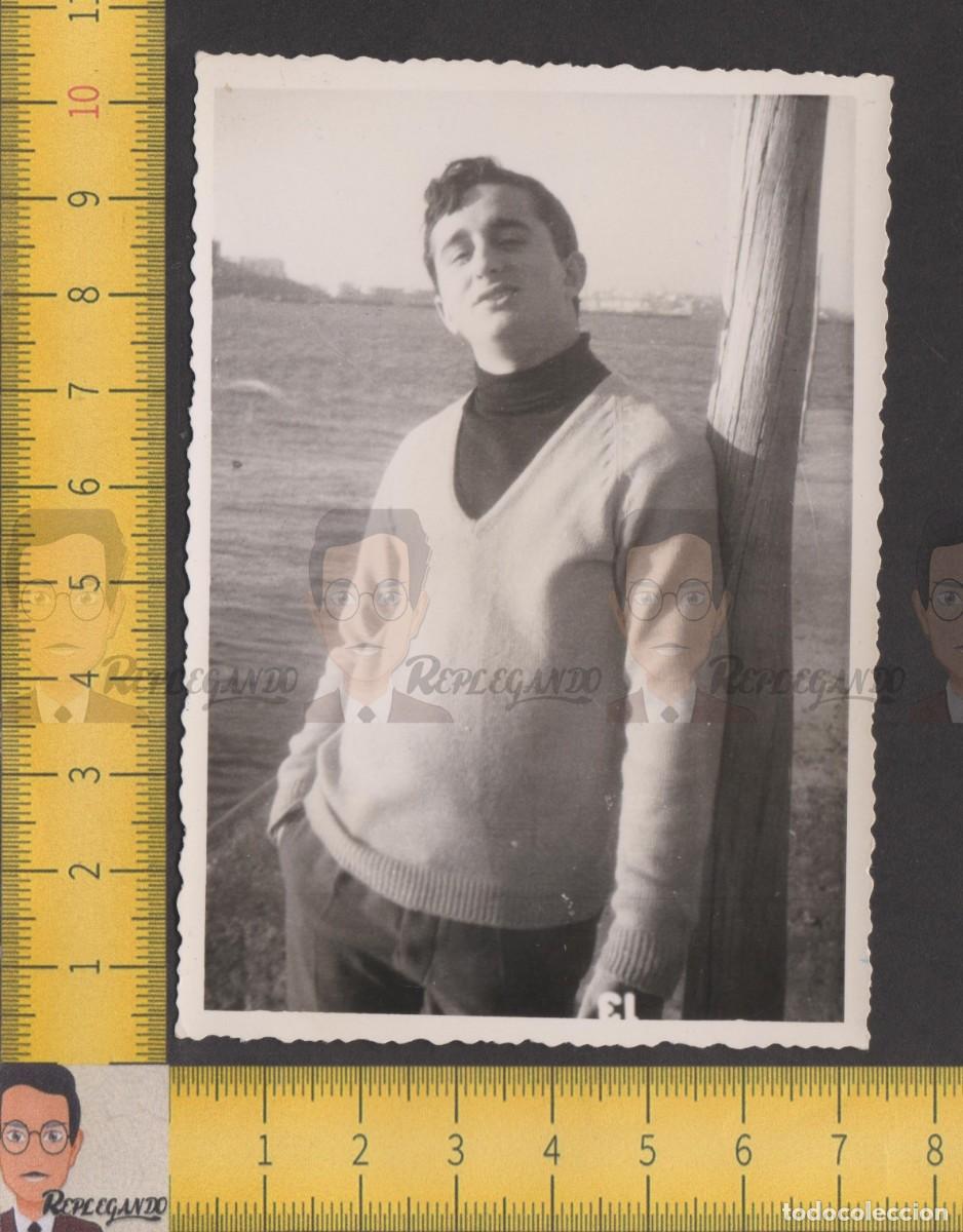 Fotograf&iacute;a antigua: GUAPO CHICO JOVEN MORENO POSA JUNTO AL MAR - HOMBRE ATRACTIVO SEXY - FOTO ART&Iacute;STICA A&Ntilde;OS 60 - LGTB