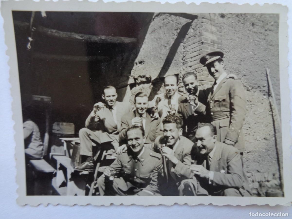 Fotograf&iacute;a antigua: AVIACION : FOTO DE MILITARES DEL EJERCITO DEL AIRE CON CIVILES. VIRGEN DEL CAMINO, LEON, 1951