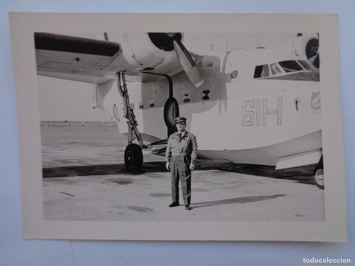 Fotograf&iacute;a antigua: AVIACION : FOTO DE MILITAR DEL EJERCITO DEL AIRE Y AVION MATRICULA 611-1