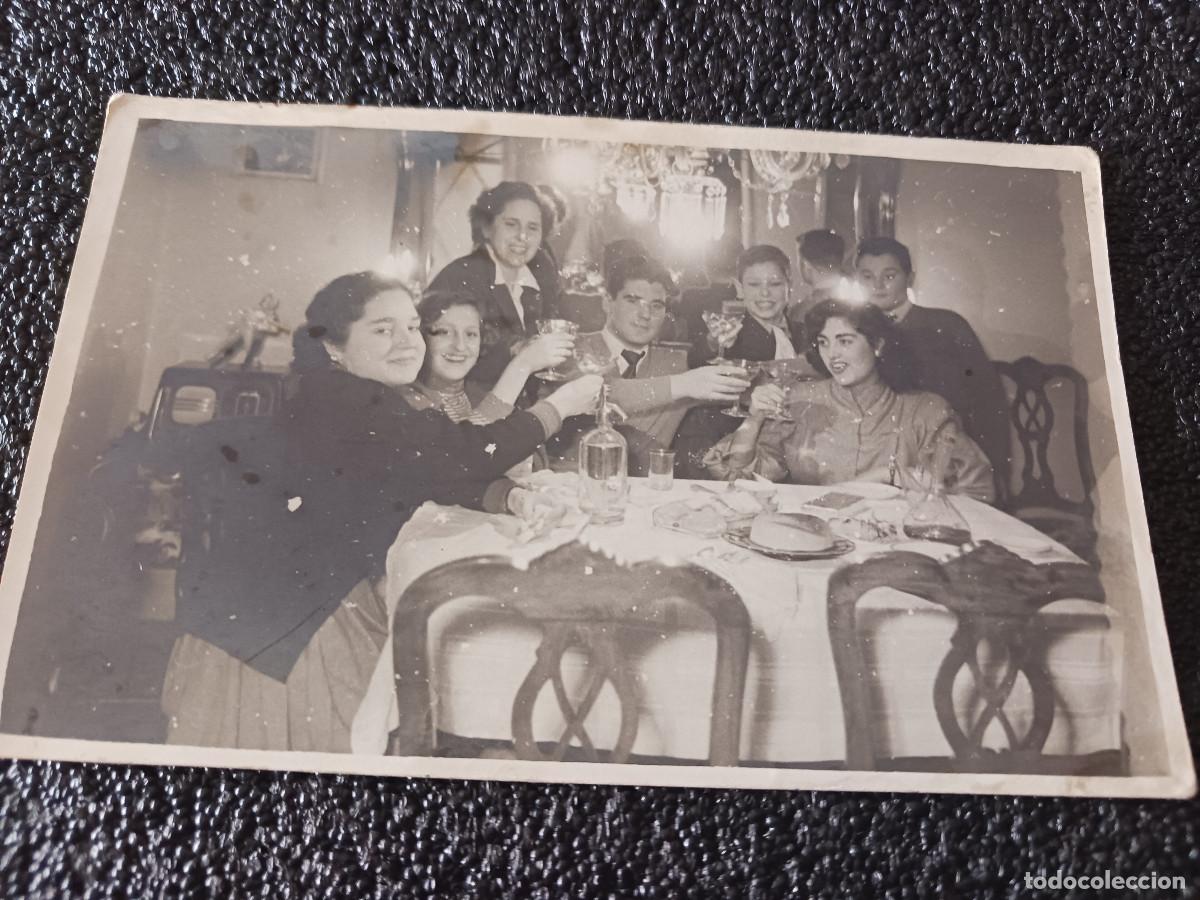 Fotograf&iacute;a antigua: Antigua fotograf&iacute;a. militar brinda con chicas. Reportajes gr&aacute;ficos Agil.
