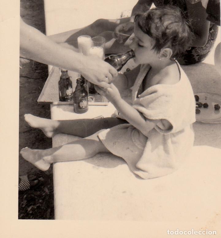 Fotografia antica: Curiosa fotograf&iacute;a. Ni&ntilde;a bebiendo Cerveza El &Aacute;guila. A&ntilde;os 60 xc