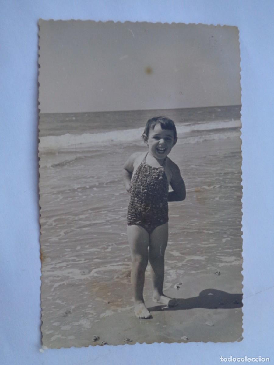 Fotograf&iacute;a antigua: FOTO DE NI&Ntilde;A EN BA&Ntilde;ADOR EN LA PLAYA