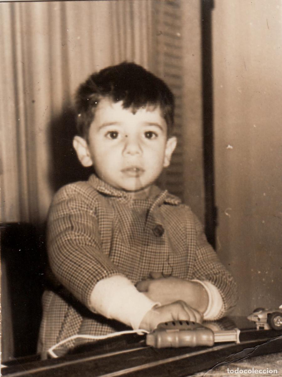 Fotograf&iacute;a antigua: Ni&ntilde;o con el mando y coche del Scalextric. A&ntilde;os 60 oc