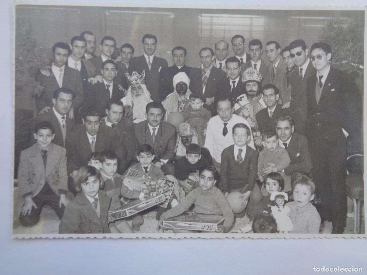 Antique Photography: FOTO DE ENTREGA DE JUGUETES POR LOS REYES MAGOS, 1958 . DE DIAZ, SEVILLA .... 11,5 X 17,5 CM