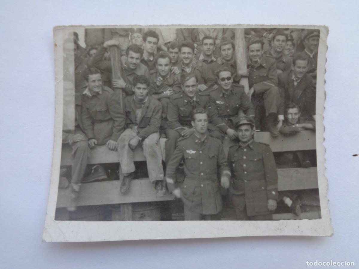 Fotograf&iacute;a antigua: AVIACION : FOTO DE MILITARES DEL EJERCITO DEL AIRE EN PLAZA DE TOROS IMPROVISADA