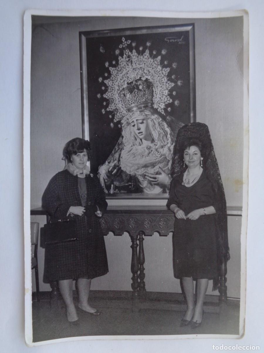 Fotografia antiga: FOTO DE MUJERES, UNA CON PEINETA Y MANTILLA, Y CUADRO DE LA VIRGEN. DE JOSCAR, SEVILLA .. 12 X 18 CM