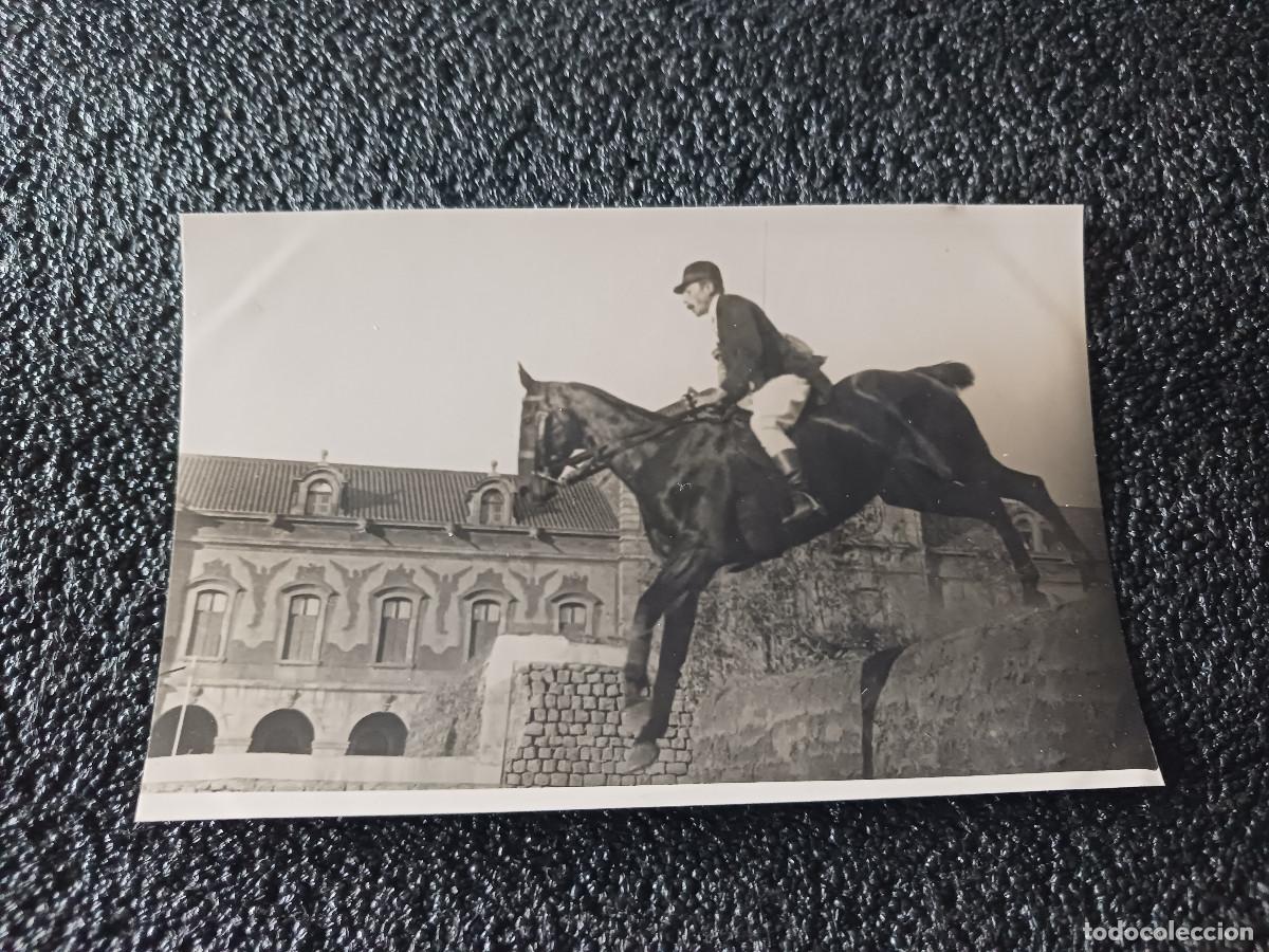Fotograf&iacute;a antigua: fotografia de jinete saltando muro