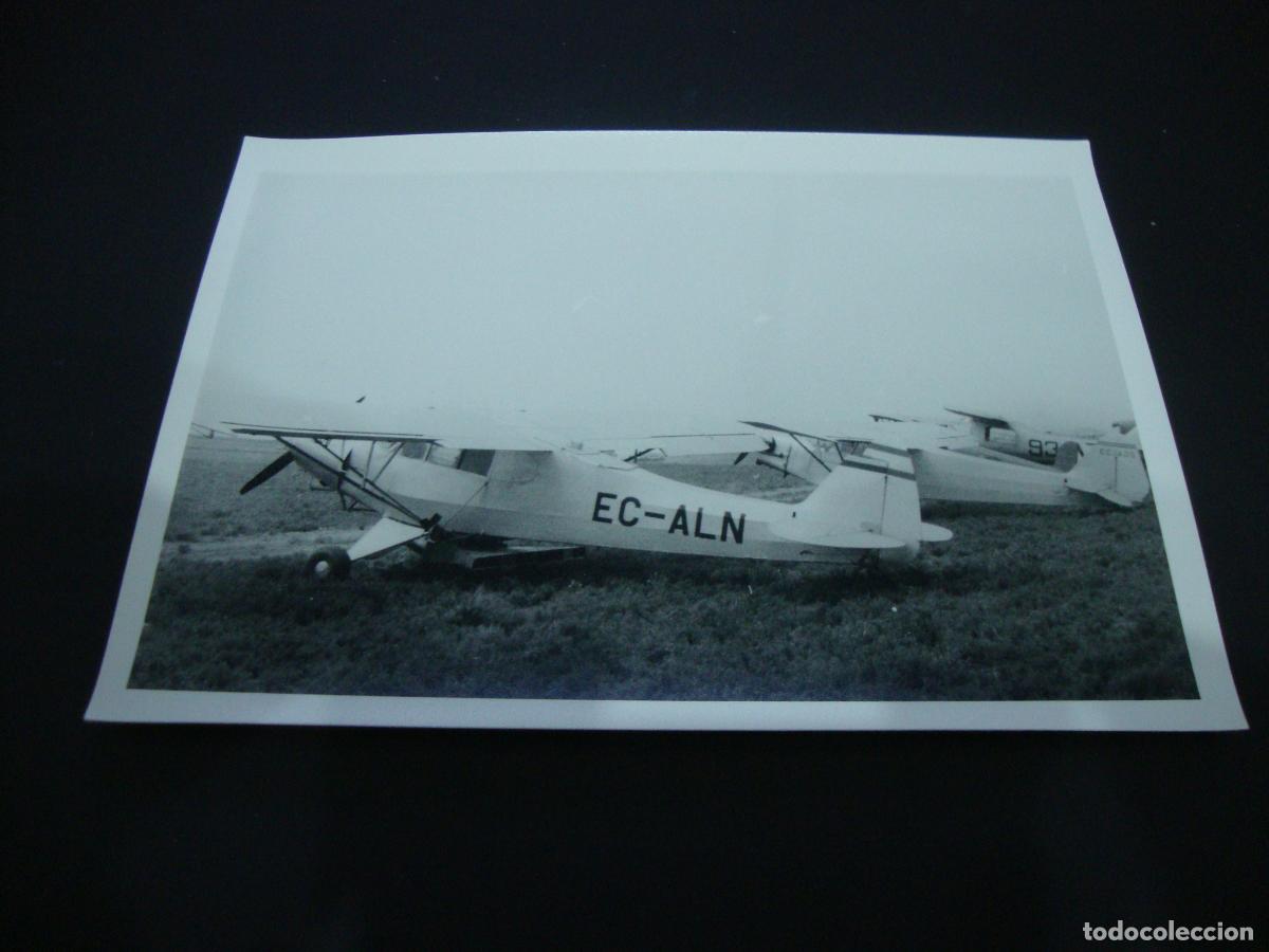 Fotograf&iacute;a antigua: FOTOGRAFIA AVIONETA CAMPO DE ALFES LERIDA 1965