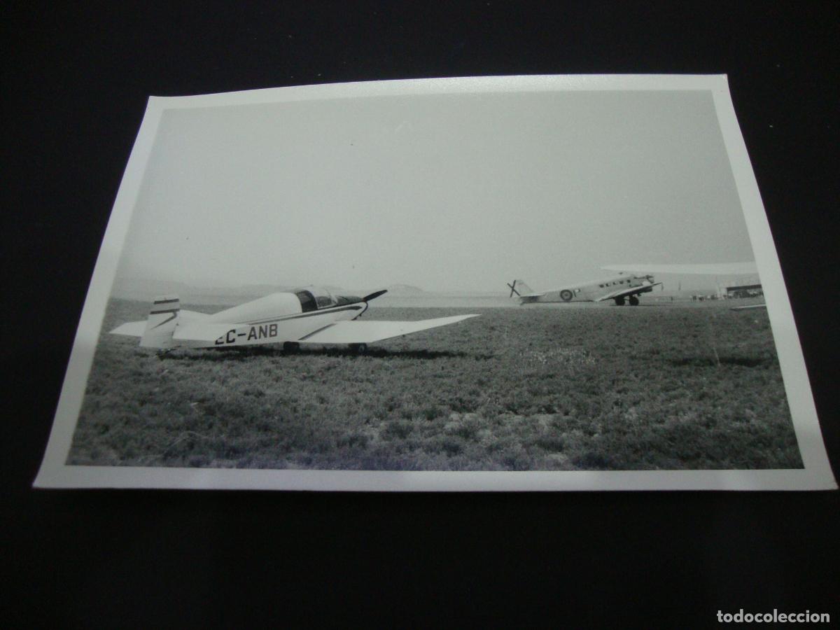 Fotograf&iacute;a antigua: FOTOGRAFIA AVIONETAS CAMPO DE ALFES LERIDA 1965