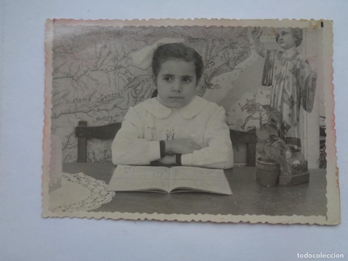 Fotograf&iacute;a antigua: FOTO ESCOLAR : NI&Ntilde;A CON BABY , IMAGEN DEL NI&Ntilde;O JESUS Y MAPA . CURSO 1949-50