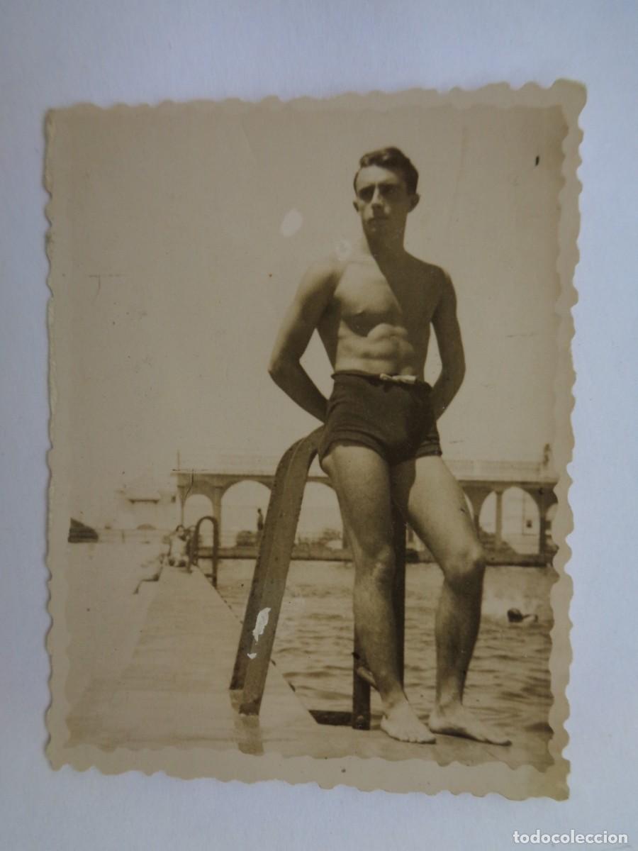 Fotograf&iacute;a antigua: FOTO DE JOVEN EN BA&Ntilde;ADOR EN LA PISCINA. JUGADOR DEL SEVILLA C.F.