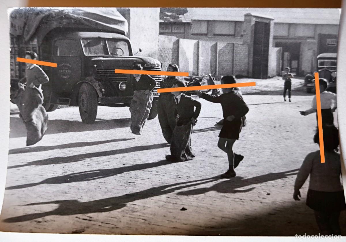 Fotograf&iacute;a antigua: Antigua fotograf&iacute;a. Ni&ntilde;os, carreras de sacos, camion. A&ntilde;os 60/70.