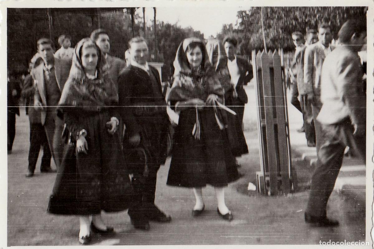 Fotograf&iacute;a antigua: Chicas vestidas con traje regional. A&ntilde;os 50 oc