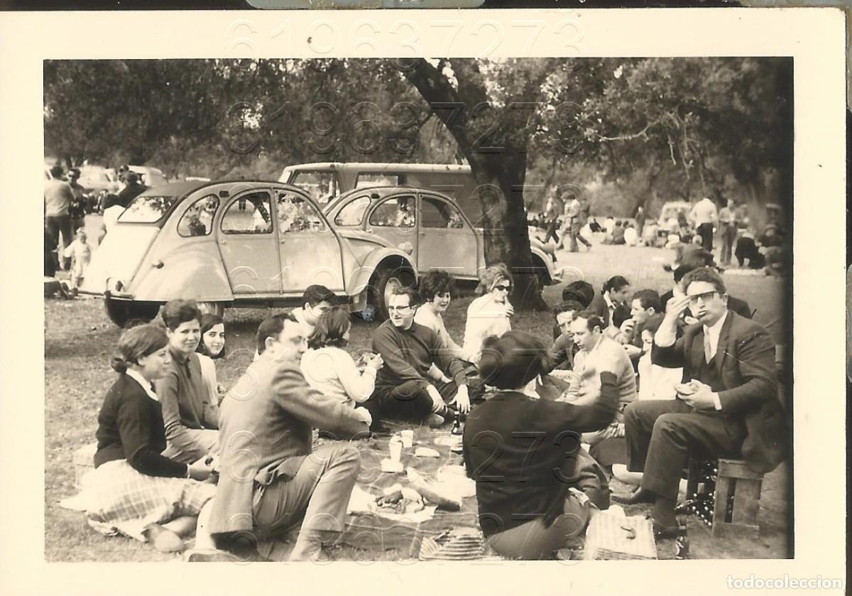 Fotograf&iacute;a antigua: 2CV CITROEN VILLANUEVA DE LOS CASTILLEJOS FAMILIA PROCEDENTE 10X7 FOTOGRAFIA LM25