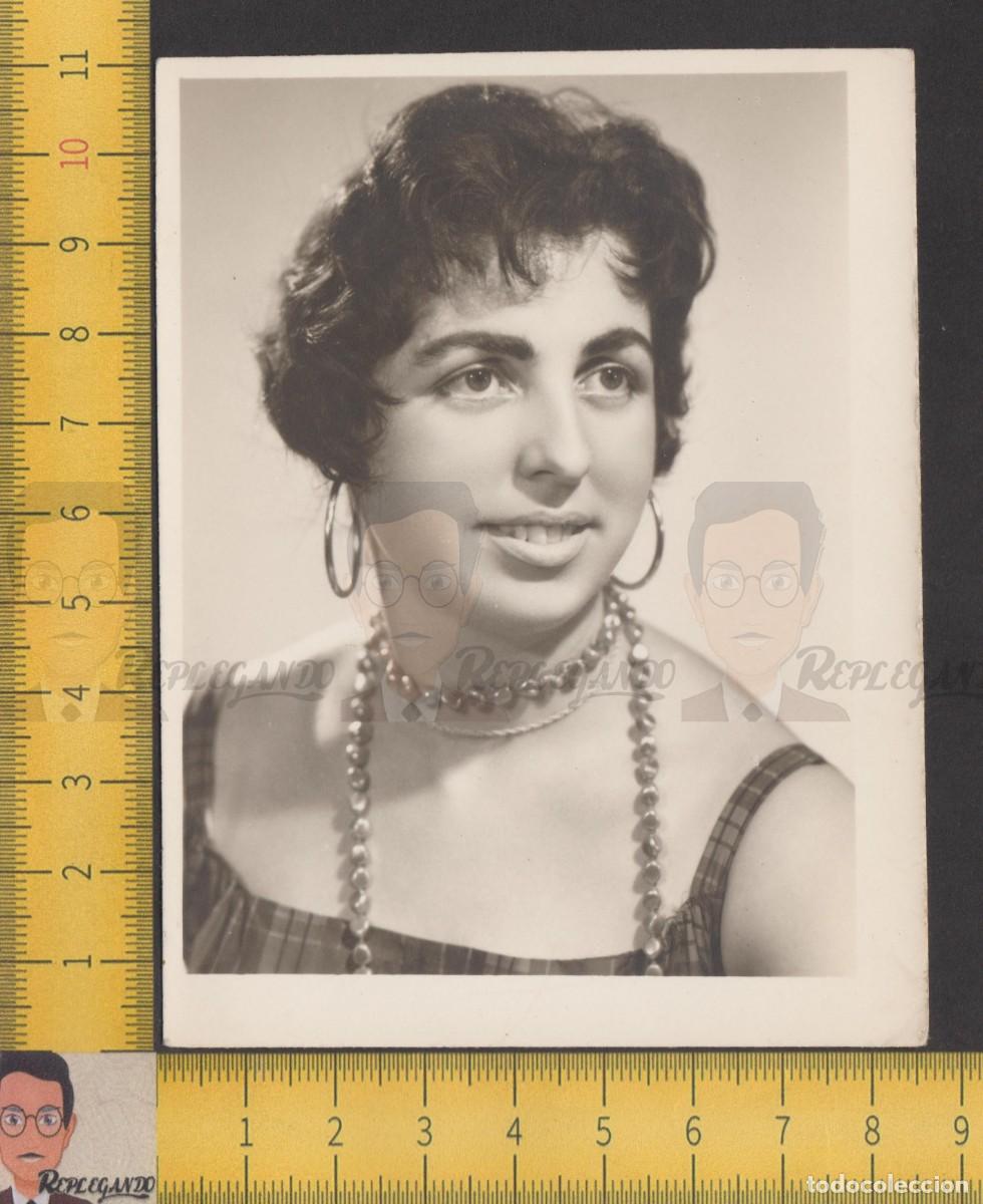 Fotograf&iacute;a antigua: RETRATO GUAPA CHICA JOVEN PENDIENTES ARO Y COLLAR SONRIENDO / FOTO ANTIGUA ESTUDIO A&Ntilde;OS 60 / MUJER