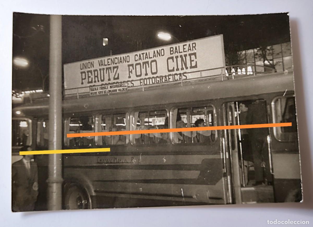 Fotograf&iacute;a antigua: Antigua fotograf&iacute;a. Autob&uacute;s. Cartel publicitario Perutz foto cine. A&ntilde;os 50/60.