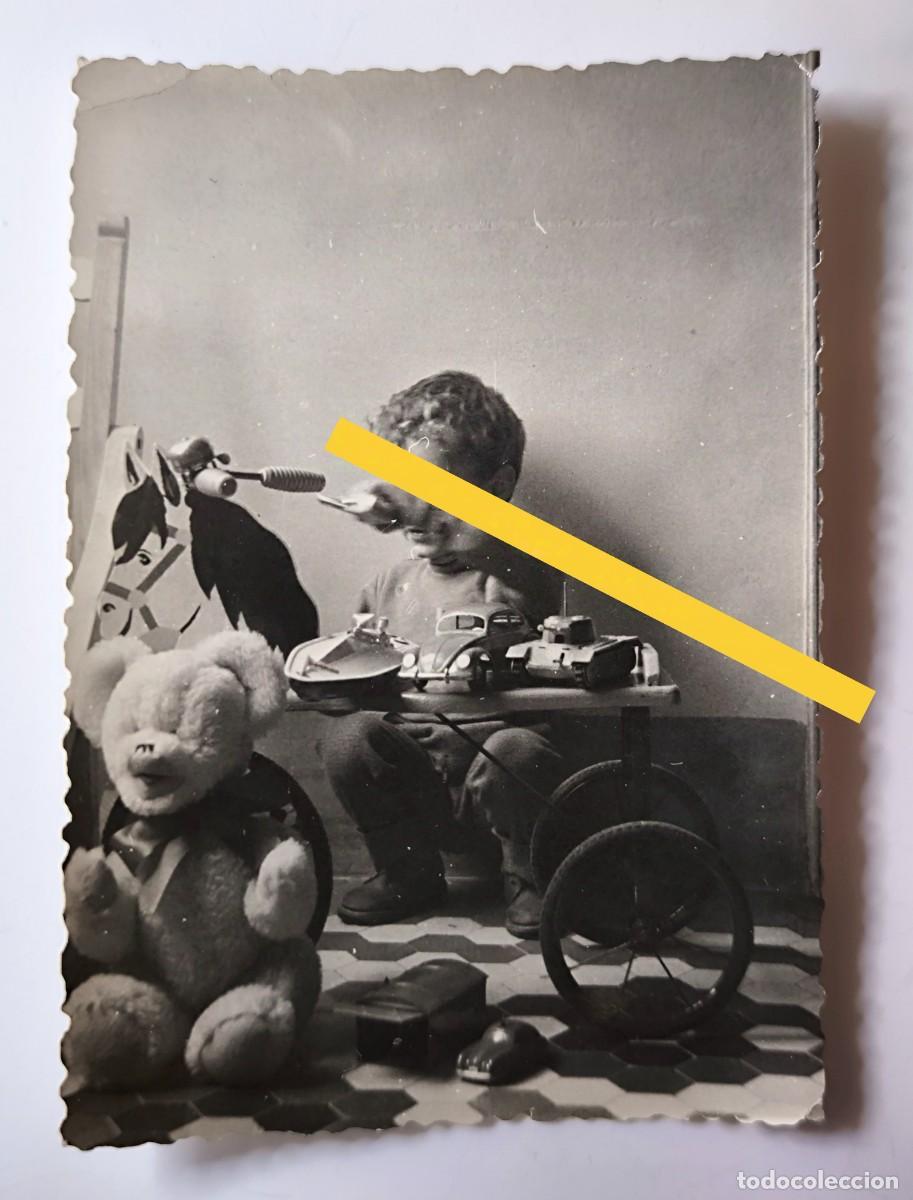 Fotograf&iacute;a antigua: Antigua fotograf&iacute;a. Ni&ntilde;o, juguetes. A&ntilde;os 50.