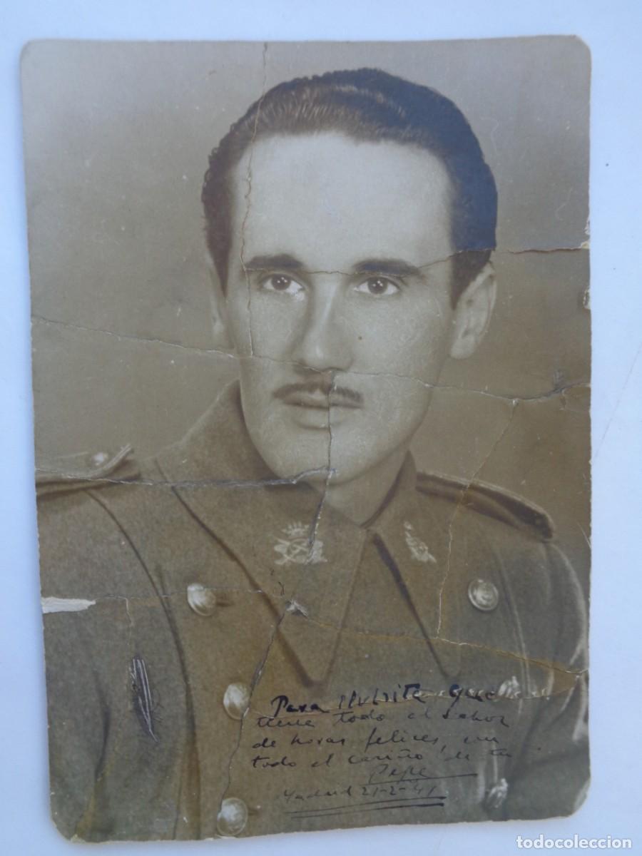 Fotograf&iacute;a antigua: FOTO DE ESTUDIO DE MILITAR DE INFANTERIA , 1941 ... &iexcl; ROTA Y PEGADA !!!! ... 12 X 17 CM