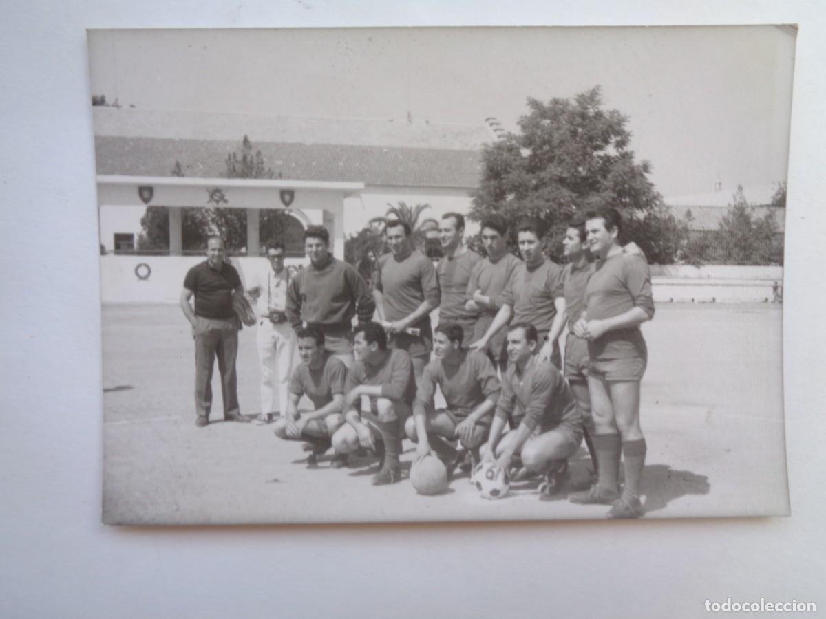Fotograf&iacute;a antigua: FOTO DE EQUIPO DE FUTBOL DE JOVENES MILITARES , AL FONDO EMBLEMA INFANTERIA