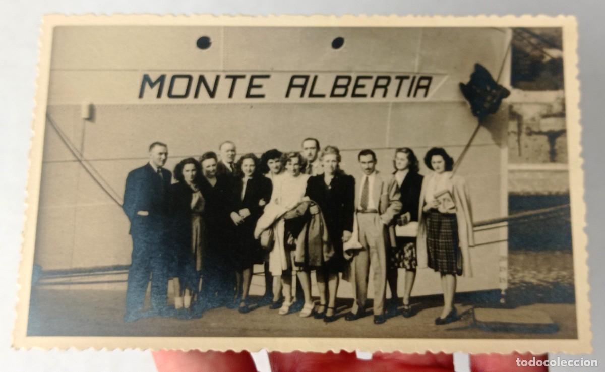 Fotografia antiga: RARA fotografia del barco MONTE ALBERTIA del a&ntilde;o 1946 con personas posando.