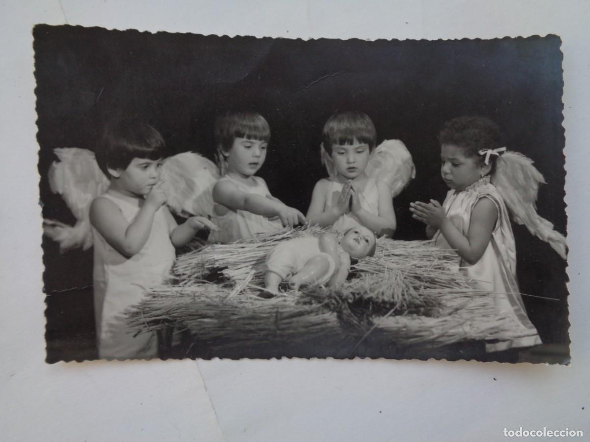 Fotograf&iacute;a antigua: PRECIOSA FOTO DE ESTUDIO DE NI&Ntilde;AS ( TRILLIZAS ? ) VESTIDAS DE ANGEL EN TORNO AL NI&Ntilde;O JESUS