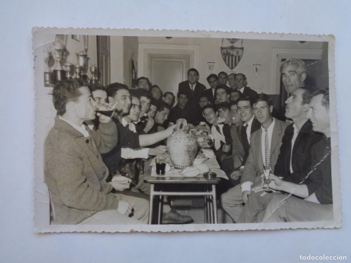 Fotografia antiga: SEVILLA F.C. : FOTO DE SOCIOS DE PE&Ntilde;A SEVILLISTA TOMANDO UNOS VINOS BOTIJO, ETC ... 11,5 X 17,5 CM