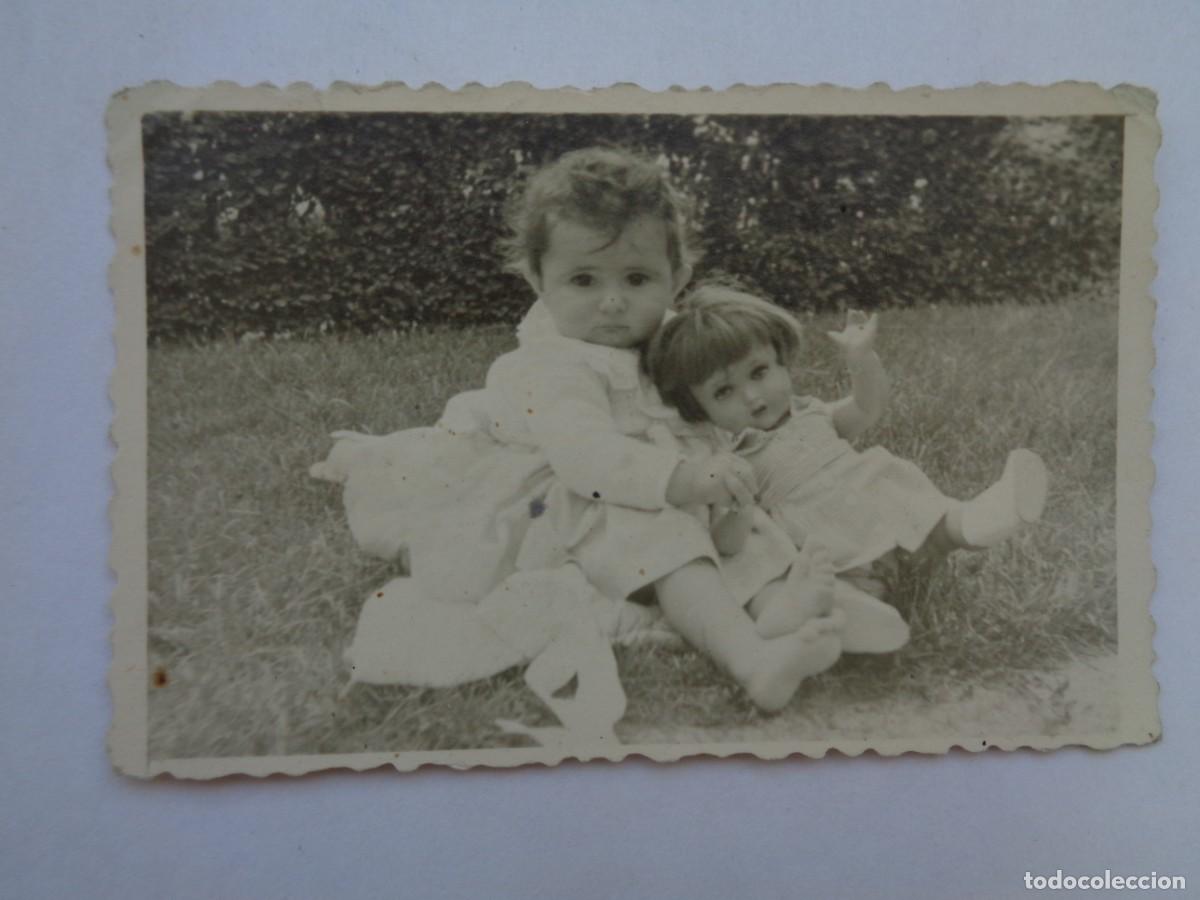 Photographie ancienne: FOTO DE NI&Ntilde;A CON MU&Ntilde;ECA , 1957 . DE MOISES , FOTOGRAFO DE NI&Ntilde;OS