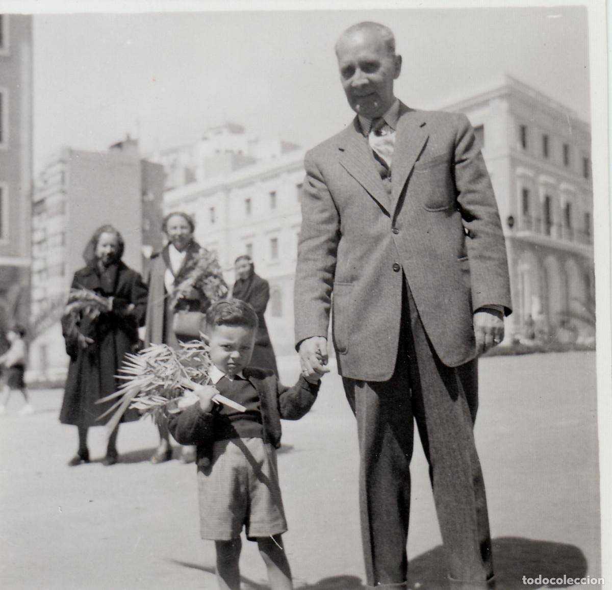 Photographie ancienne: Preciosa foto. Abuelo y nieto con una palma de Semana Santa. A&ntilde;os 40-50. oc