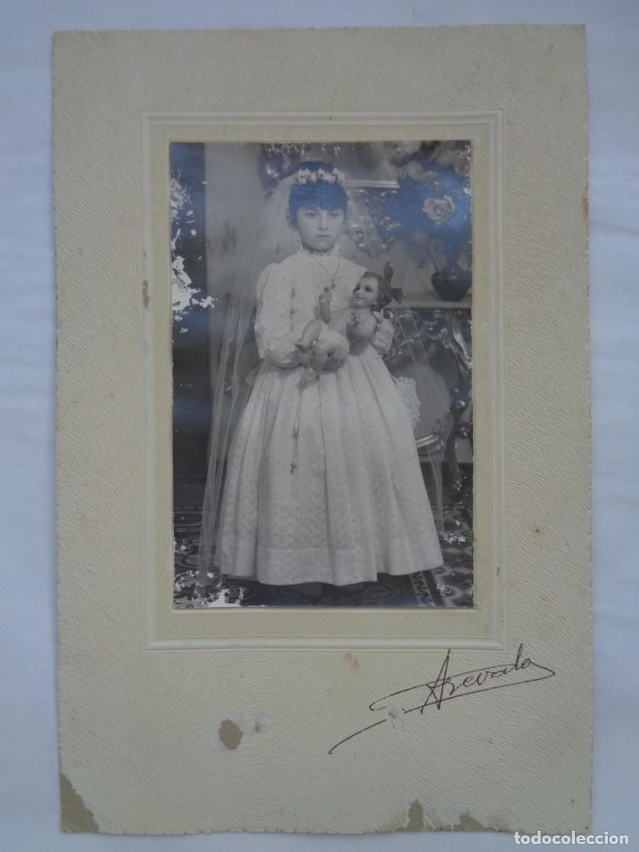 Fotograf&iacute;a antigua: PRECIOSA FOTO DE ESTUDIO DE NI&Ntilde;A DE PRIMERA COMUNION CON NI&Ntilde;O JESUS. DE AREVALO ... 15,5 X 24 CM