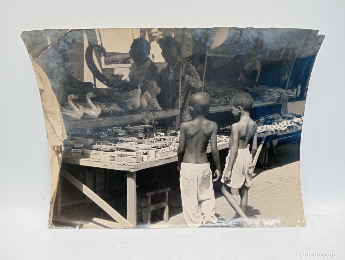 Fotografia antiga: NI&Ntilde;OS CUBANOS EN UNA TIENDA DE JUEGUETES. 1957. FOTOGRAFIA ANTIGUA. MED: 25.5 X 19.5 CM APROX.