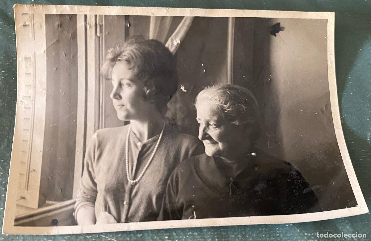 Fotograf&iacute;a antigua: Fotograf&iacute;a antigua a m&aacute;quina. Mujer con se&ntilde;ora mayor. A&ntilde;o 1959. 7 x 10 cm. Estado aceptable.