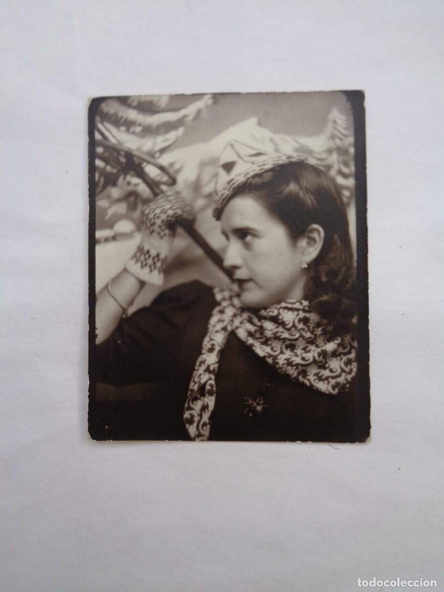 Fotograf&iacute;a antigua: FOTOMATON DE SE&Ntilde;ORITA VESTIDA DE INVIERNO Y BASTON DE ESQUI- A&Ntilde;OS 30