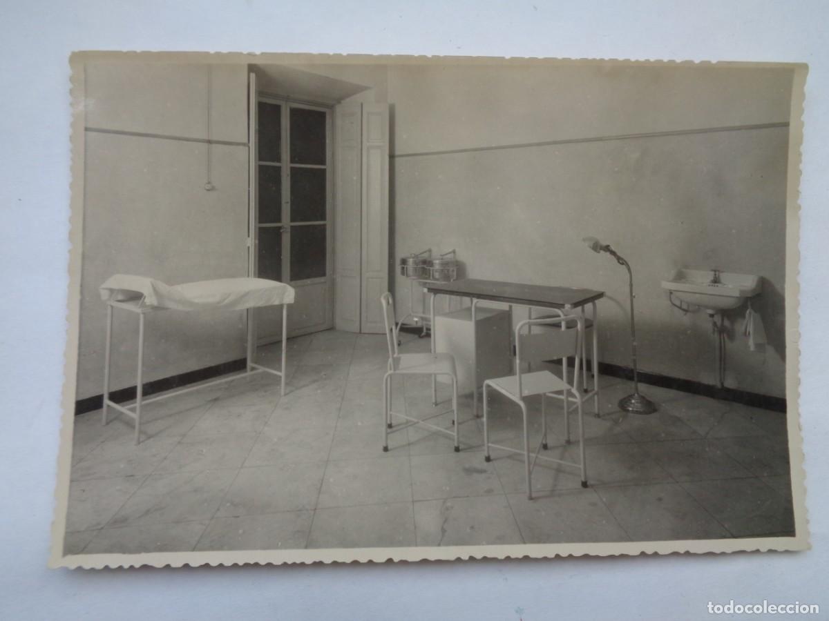 Photographie ancienne: OBRA SINDICAL 18 DE JULIO : FOTO DE SERRANO DEL CONSULTORIO CENTRAL. SEVILLA .... 12 X 17,5 CM