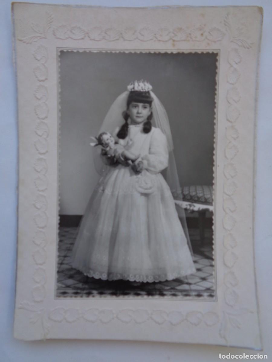 Fotograf&iacute;a antigua: PRECIOSA FOTO DE ESTUDIO DE NI&Ntilde;A DE PRIMERA COMUNION CON NI&Ntilde;O JESUS ... 13,5 X 18,5 CM