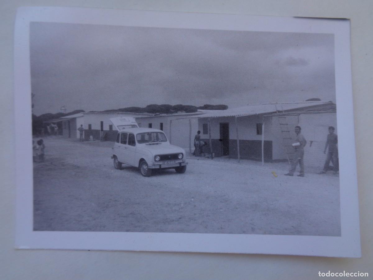 Fotograf&iacute;a antigua: FOTO DE UN COCHE RENAULT 4 ( 4 LATAS ) EN LA ALDEA DEL ROCIO