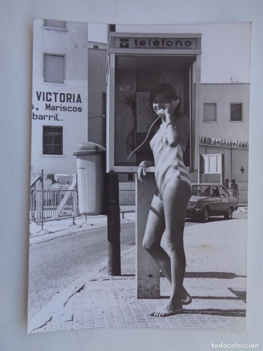 Fotograf&iacute;a antigua: FOTO DE CHICA EN BA&Ntilde;ADOR EN UNA CABINA TELEFONICA HABLANDO POR TELEFONO