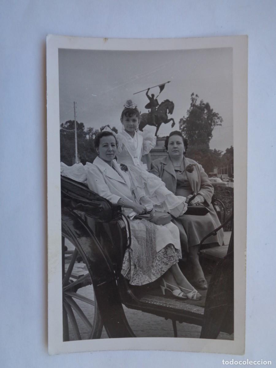 Photographie ancienne: MINUTERO DE FOTOGRAFO DE FERIA : NI&Ntilde;A VESTIDA DE FLAMENCA EN COCHE CABALLO CON MADRE Y ABUELA