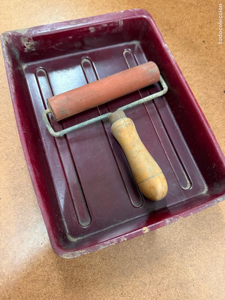 Fotograf&iacute;a antigua: Antigua cubeta y rodillo para grabado, imprenta o fotografia. Marca AFHA