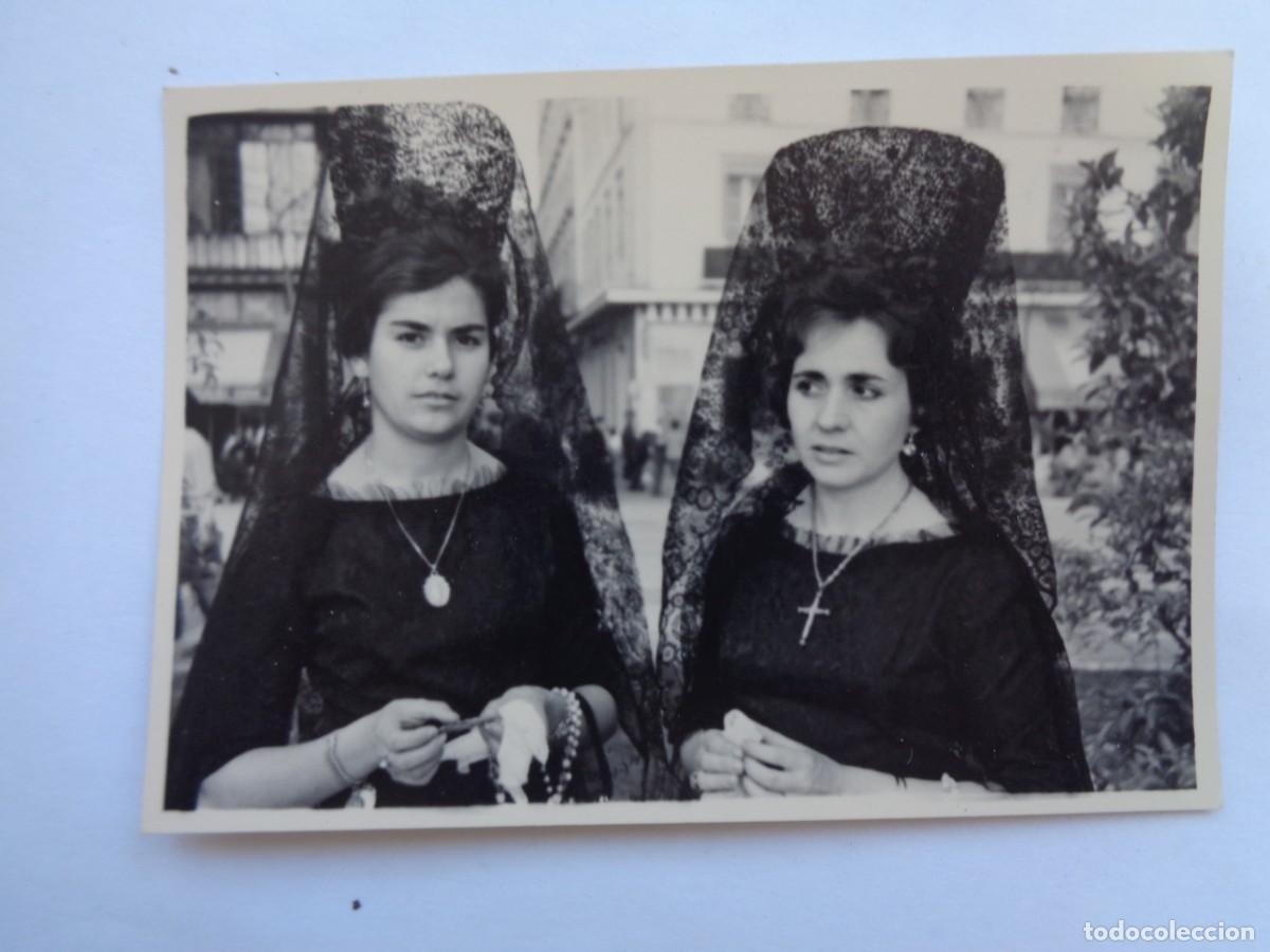 Fotograf&iacute;a antigua: BONITA FOTO DE SE&Ntilde;ORITAS CON PEINETA Y MANTILLA, JUEVES SANTO 1961