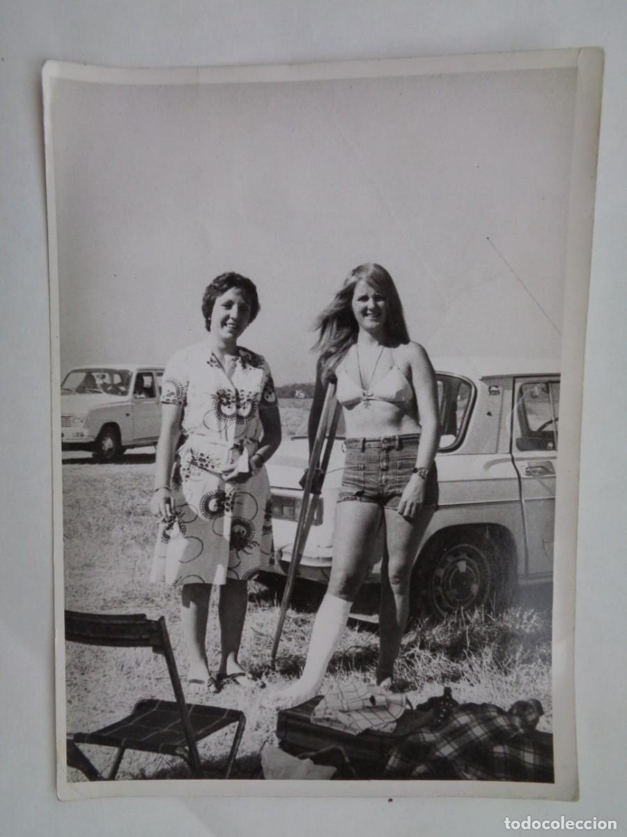 Fotograf&iacute;a antigua: FOTO DE CHICAS, UNA EN BIKINI CON PIE ESCAYOLADO Y MULETA, COCHES DE EPOCA .... 12,5 X 17,5 CM