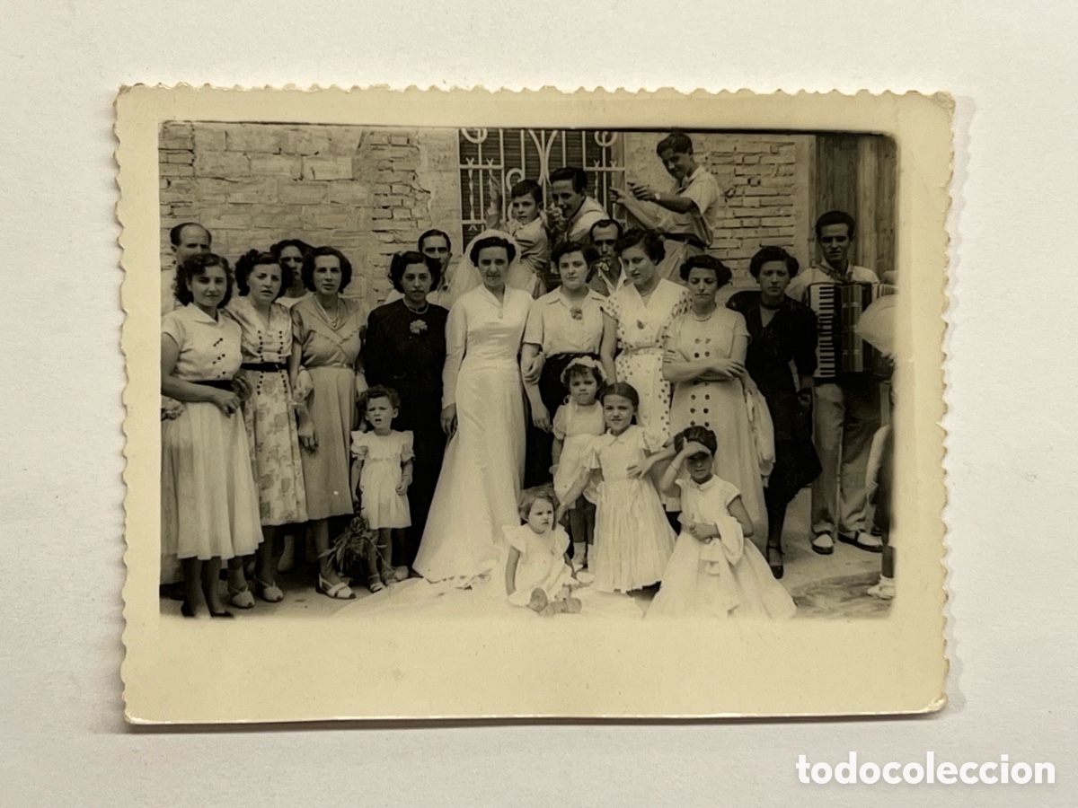 Fotografia antica: ACORDE&Oacute;N. ALCIRA (Valencia) Fotograf&iacute;a Grupo familiar recuerdo de la Boda (a.1953)