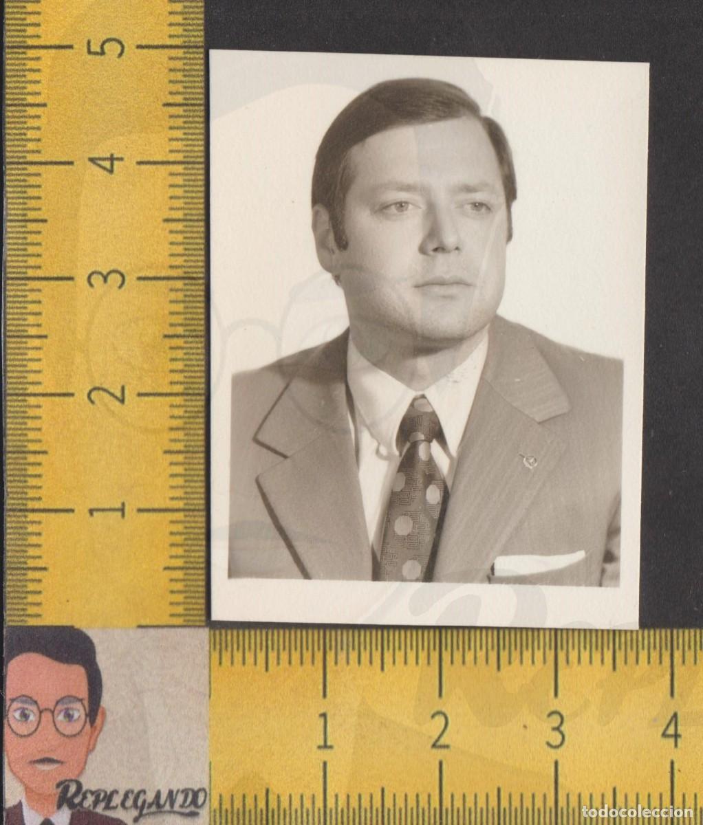 Fotograf&iacute;a antigua: FOTOMATON - HOMBRE PIN MERCEDES BENZ SOLAPA - FOTO ANTIGUA TIPO CARNET - PHOTOMATON A&Ntilde;OS 60 - ESPA&Ntilde;A