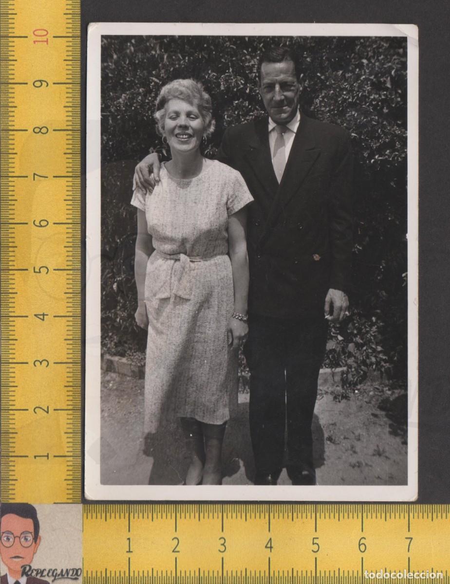 Alte Fotografie: PAREJA MUJER Y HOMBRE ELEGANTES POSAN SONRIENDO - CIGARRILLO CHICA Y CHICO - FOTO ANTIGUA A&Ntilde;OS 50/60