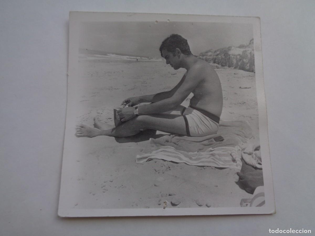 Fotograf&iacute;a antigua: FOTO DE HOMBRE EN BA&Ntilde;ADOR EN LA PLAYA