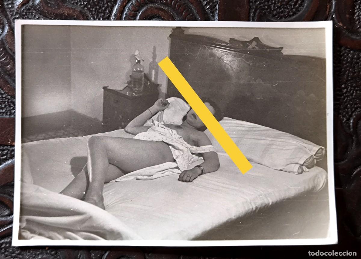 Fotograf&iacute;a antigua: Antigua fotograf&iacute;a. Chica posando. Semidesnuda. Art&iacute;stico. A&ntilde;os 50.