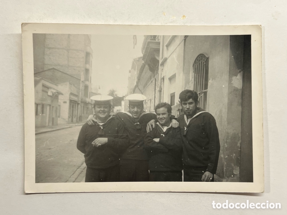 Alte Fotografie: CARTAGENA. Fotograf&iacute;a Soldados de paseo.. (h.1970?) Med&iacute;das: 7,5 x 11 cm.