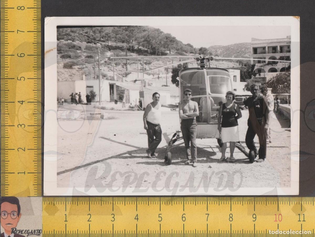 Fotografia antiga: GRUPO DE GENTE JUNTO A UN HELIC&Oacute;PTERO - RESTAURANTE PUEBLO &iquest;PLAYA? - FOTO ANTIGUA A&Ntilde;OS 60 ESPA&Ntilde;A