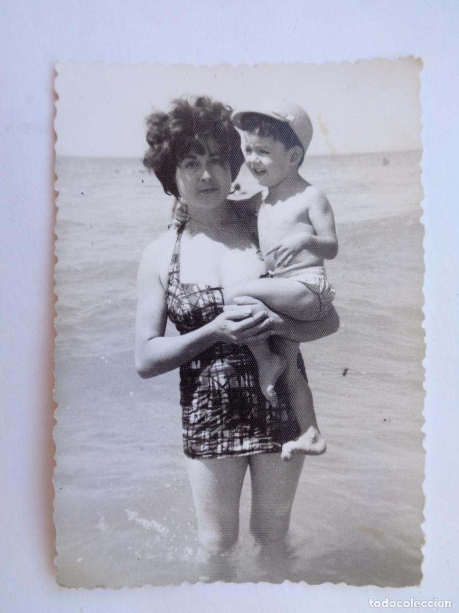 Fotografia antiga: FOTO DE MUJER Y NI&Ntilde;O EN BA&Ntilde;ADOR EN LA PLAYA