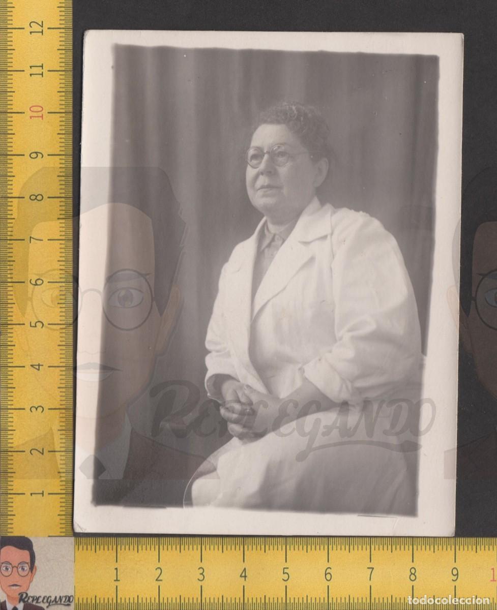 Fotografia antiga: RETRATO MUJER SE&Ntilde;ORA MAYOR GAFAS REDONDAS Y ABRIGO O BATA BLANCA - FOTO ANTIGUA ESTUDIO A&Ntilde;OS 40/50